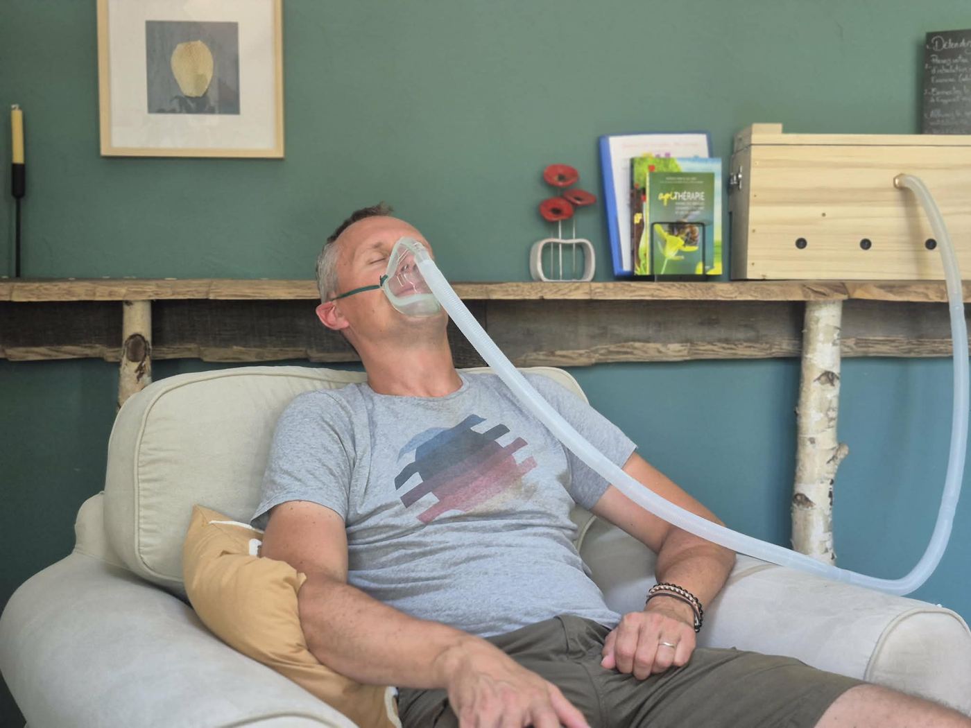 Adulte en séance de respiration de l'air des ruches au Domaine des Cigognes, à Ennevelin près de Lille